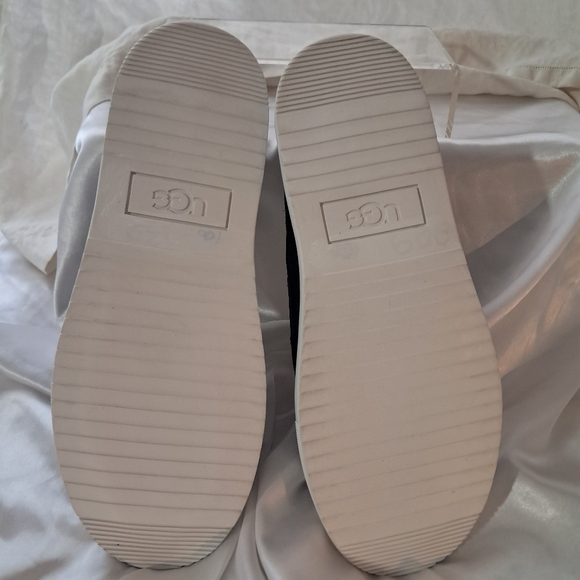 UGG Women\'s Alameda Suede Slip-On Sneakers NWOT 8.5 Navy/White